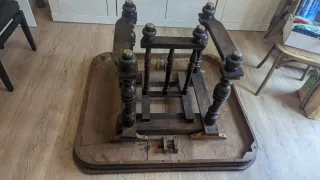 Mesa de comedor antigua con patas torneadas