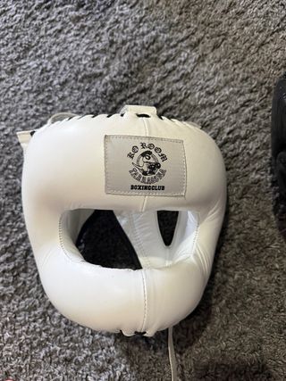 Casco de boxeo, uno blanco y el otro negro
