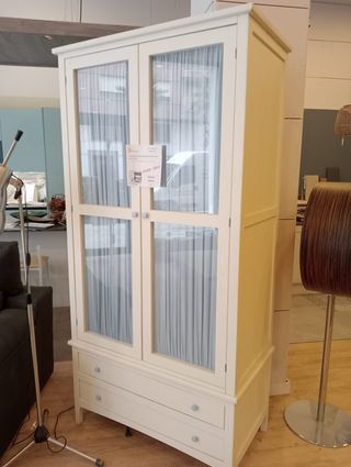 Armario de madera con puertas de cristal