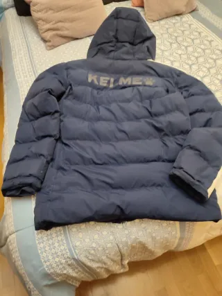 Chaqueta Kelme azul y blanca