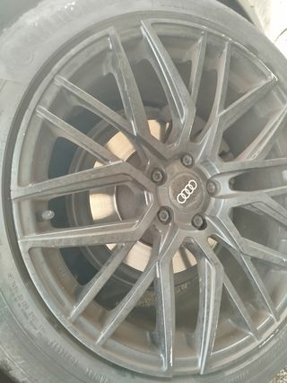 Llantas modelo Audi r8 en 19 " con neumáticos.