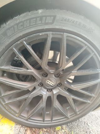 Llantas modelo Audi r8 en 19 " con neumáticos.