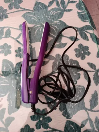 Plancha de pelo morada para viajes