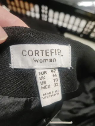 Falda negra con cremallera