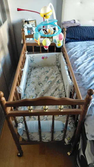 Cuna de madera para bebé