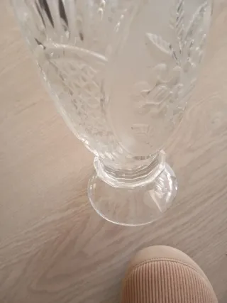 Jarrón de cristal tallado en relieve