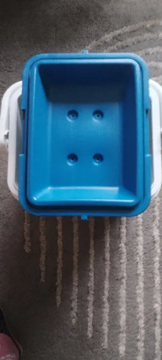 Nevera portátil azul para playa