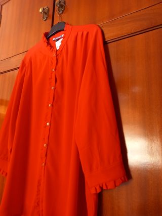 Camisa naranja con cuello mao