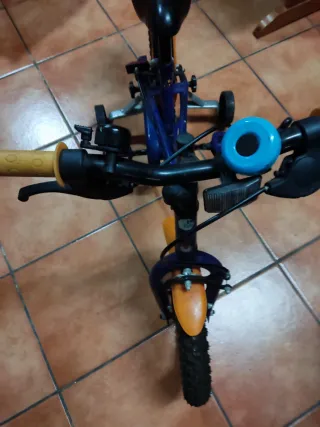 Bicicleta infantil azul y naranja