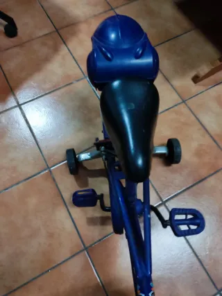 Bicicleta infantil azul y naranja