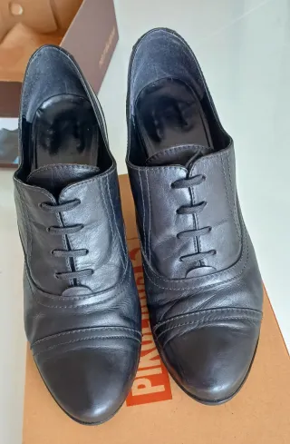 Zapatos de tacón negros con cordones