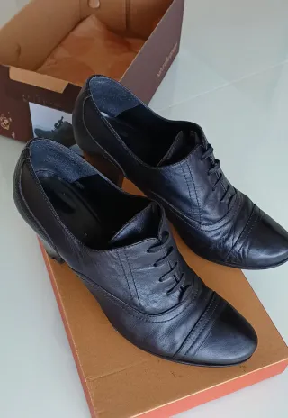 Zapatos de tacón negros con cordones