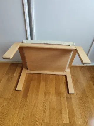 Reposapiés de cuero y madera