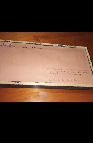 Teca in legno contenente bulloni da carro antichi