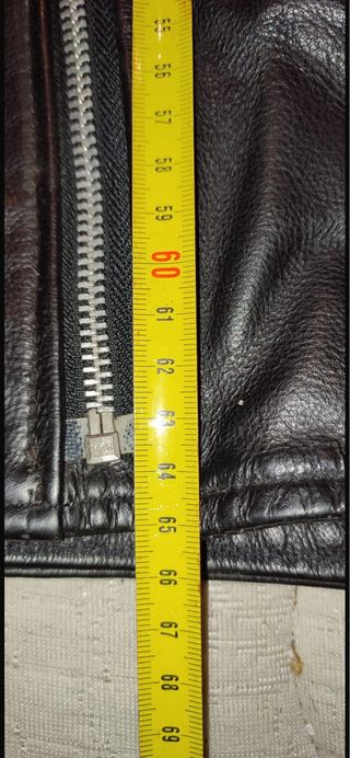 Cazadora de cuero, chupa de cuero.