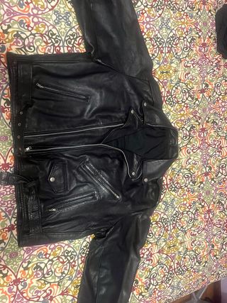 Cazadora de cuero, chupa de cuero.