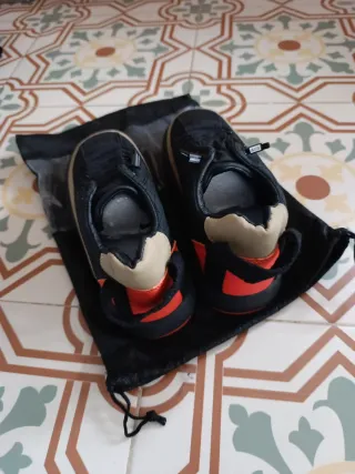 Zapatillas deportivas negras con detalles naranja