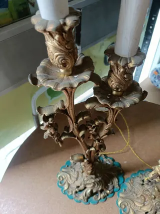 Candelabros dorados con base turquesa