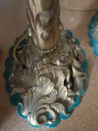 Candelabros dorados con base turquesa