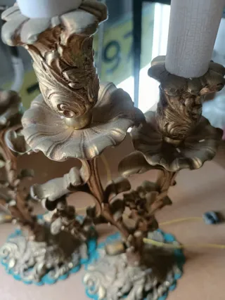 Candelabros dorados con base turquesa