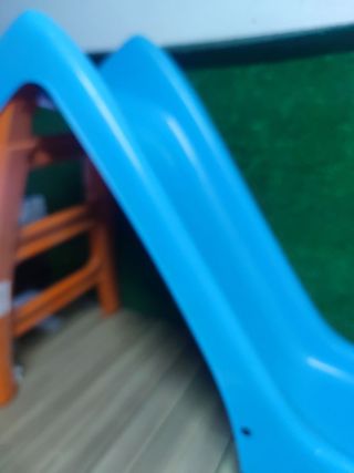 FEBER - Slide, Tobogán pequeño con rampa de 107 cm, para niños preescolares de 1 a 5 años,Azul y Rojo,Resistente a la luz y Cambios de Temperatura,de fácil Montaje Famosa (800009593)
