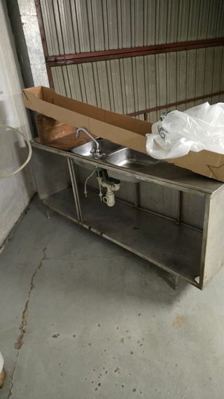 Mueble de acero inoxidable con lavabo doble