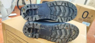 Botas de agua negras usadas una única vez.