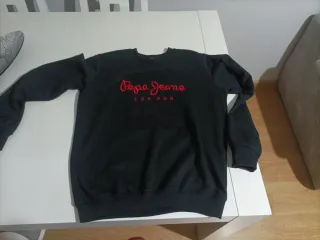 Sudadera Pepe Jeans Negra con letras rojas.