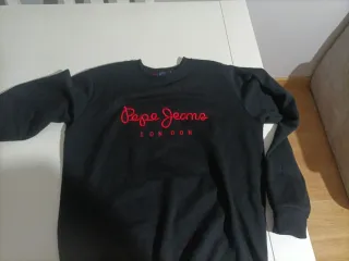 Sudadera Pepe Jeans Negra con letras rojas.