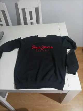 Sudadera Pepe Jeans Negra con letras rojas.