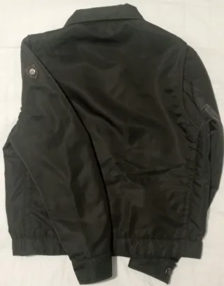 Cazadora Seventy negra.