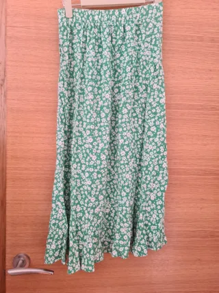 Falda larga verde floral. Abertura lateral.