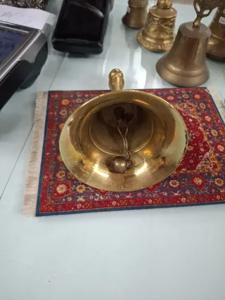 Campana de bronce antigua