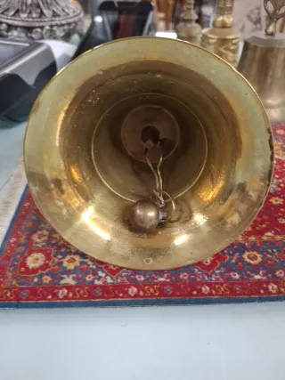 Campana de bronce antigua