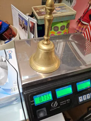 Campana de bronce antigua