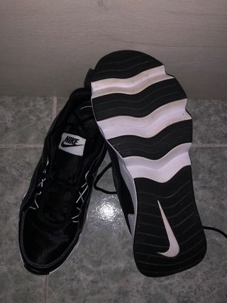 Zapatillas Nike RYZ 365 Negras y Blancas
