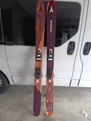 Esquís Atomic con fijaciones atòmic shift.