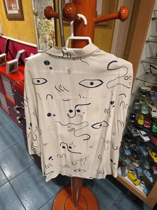 Camisa beige estampada talla M-L