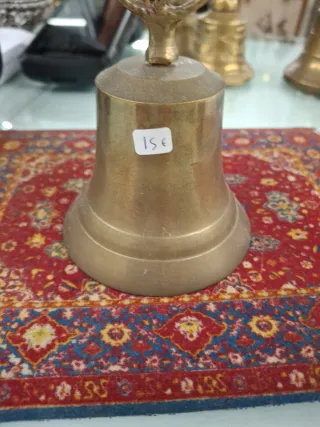 Campana de bronce con ancla