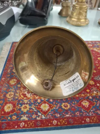 Campana de bronce con ancla