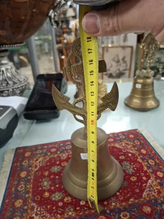Campana de bronce con ancla