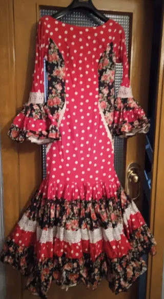 Traje de flamenca volantes lunares
