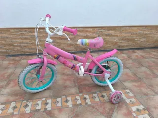 Bicicleta infantil rosa con ruedines