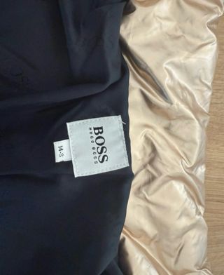 Chaqueta Hugo Boss acolchada dorada