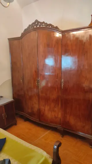 Mueble vitrina madera y cristal