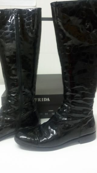 Botas altas charol efecto cocodrilo talla 39