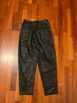 Pantalón efecto piel negro es como una 38