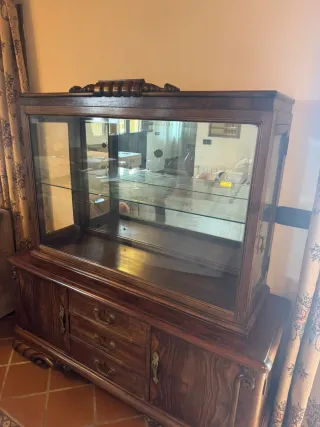 Vitrina de madera y cristal