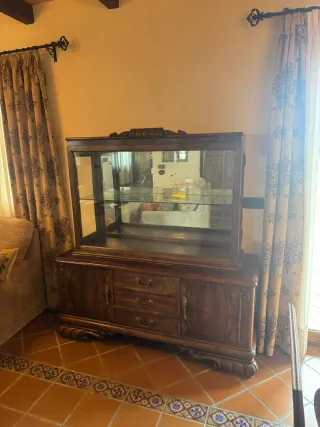 Vitrina de madera y cristal