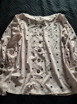 Blusa rosa con topos y botones